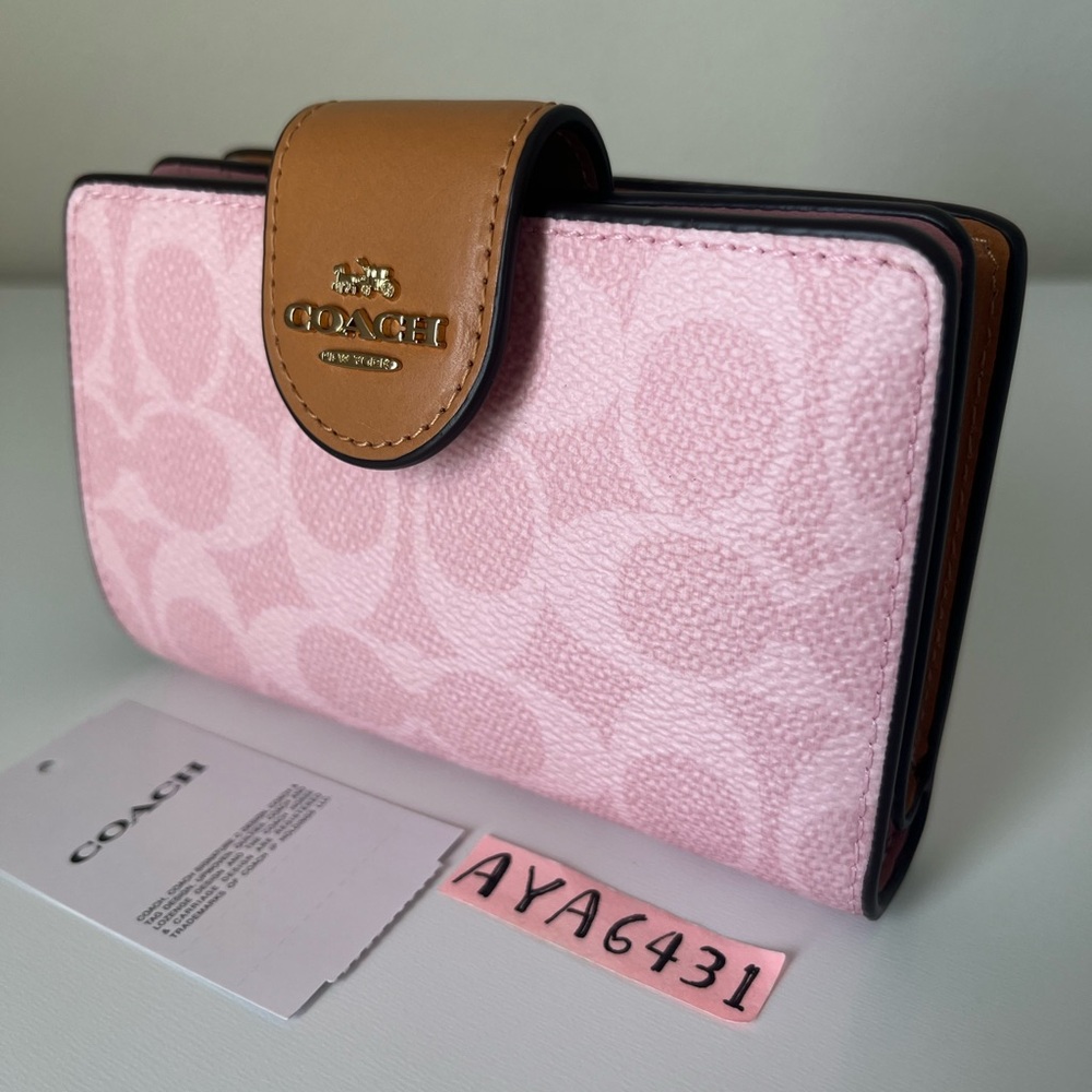 Coach Medium Corner Zip Wallet
In Signature Canvas🎈🎈